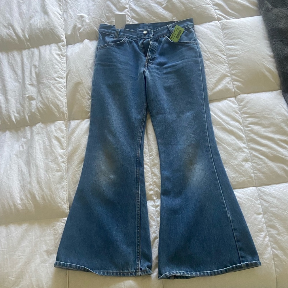 Bell bottom Levi’s size 28
